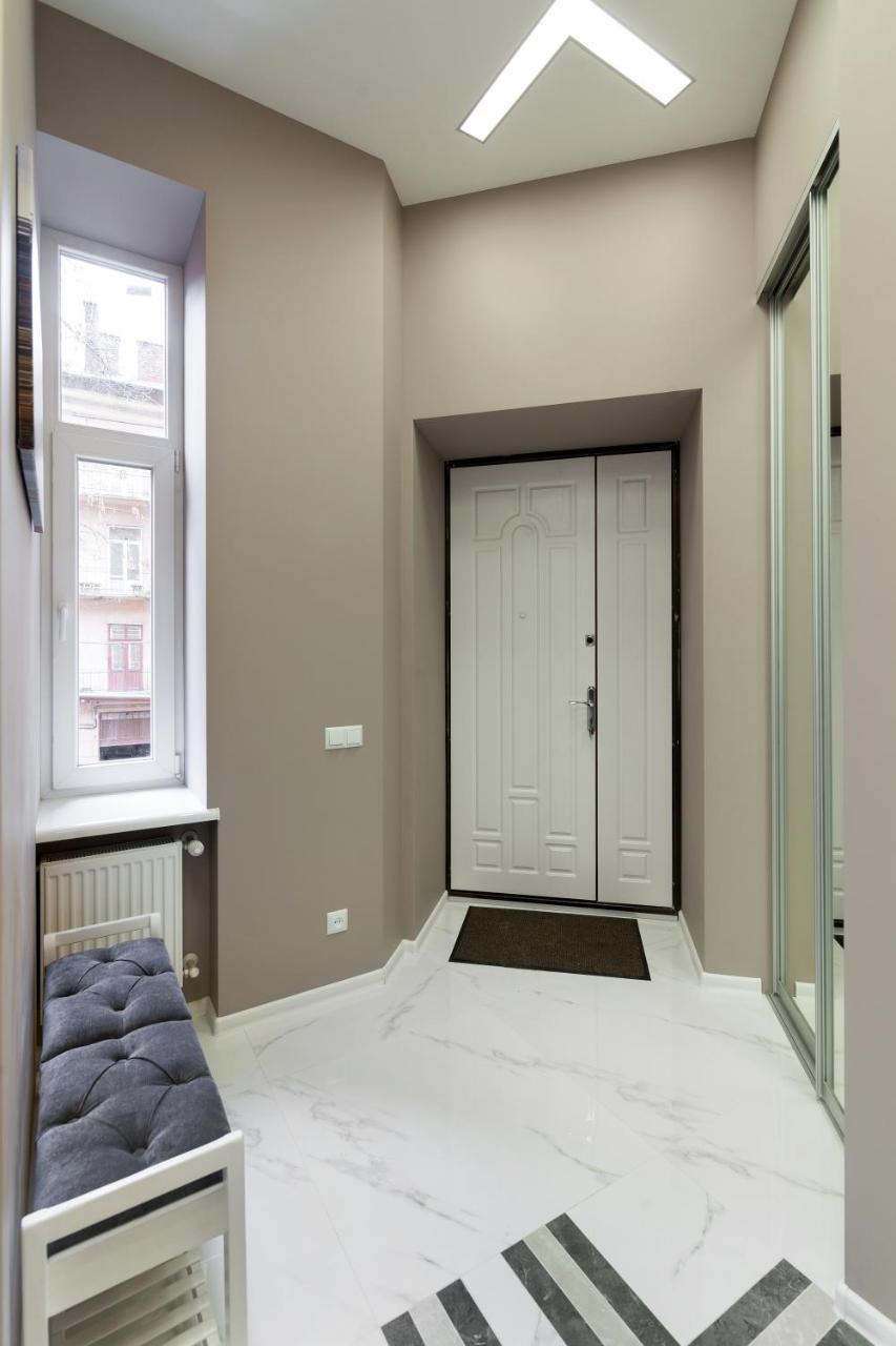 Royal Stylish Apartment In The Old City Lviv Buitenkant foto