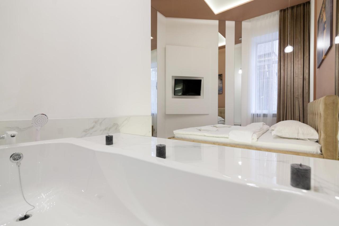 Royal Stylish Apartment In The Old City Lviv Buitenkant foto