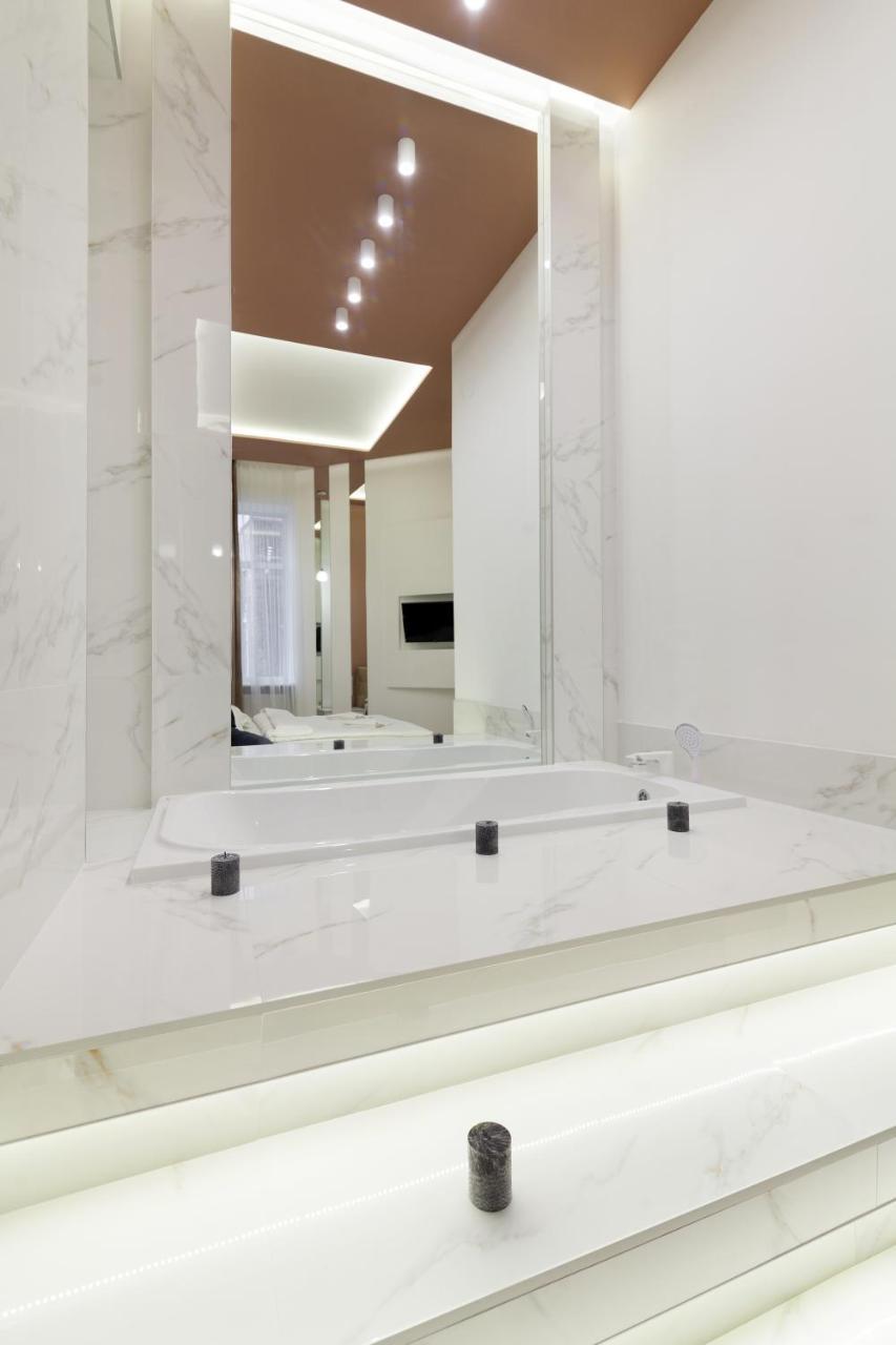 Royal Stylish Apartment In The Old City Lviv Buitenkant foto